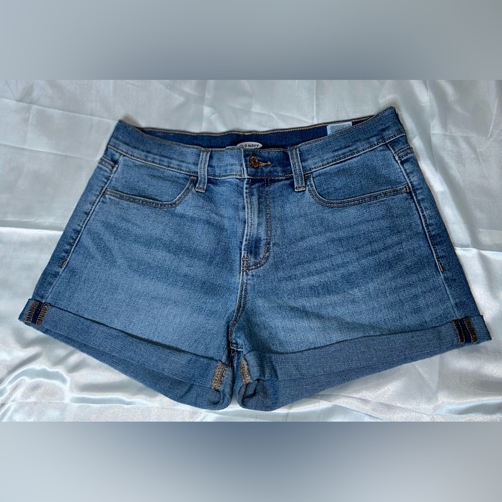 Old Navy jean Shorts Blue denim Semi-Fitted Stretch
Cuffed Pockets women…